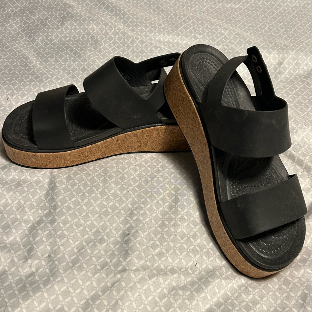 CROCS Brooklyn Cork Low Wedge - Picture 2 of 4